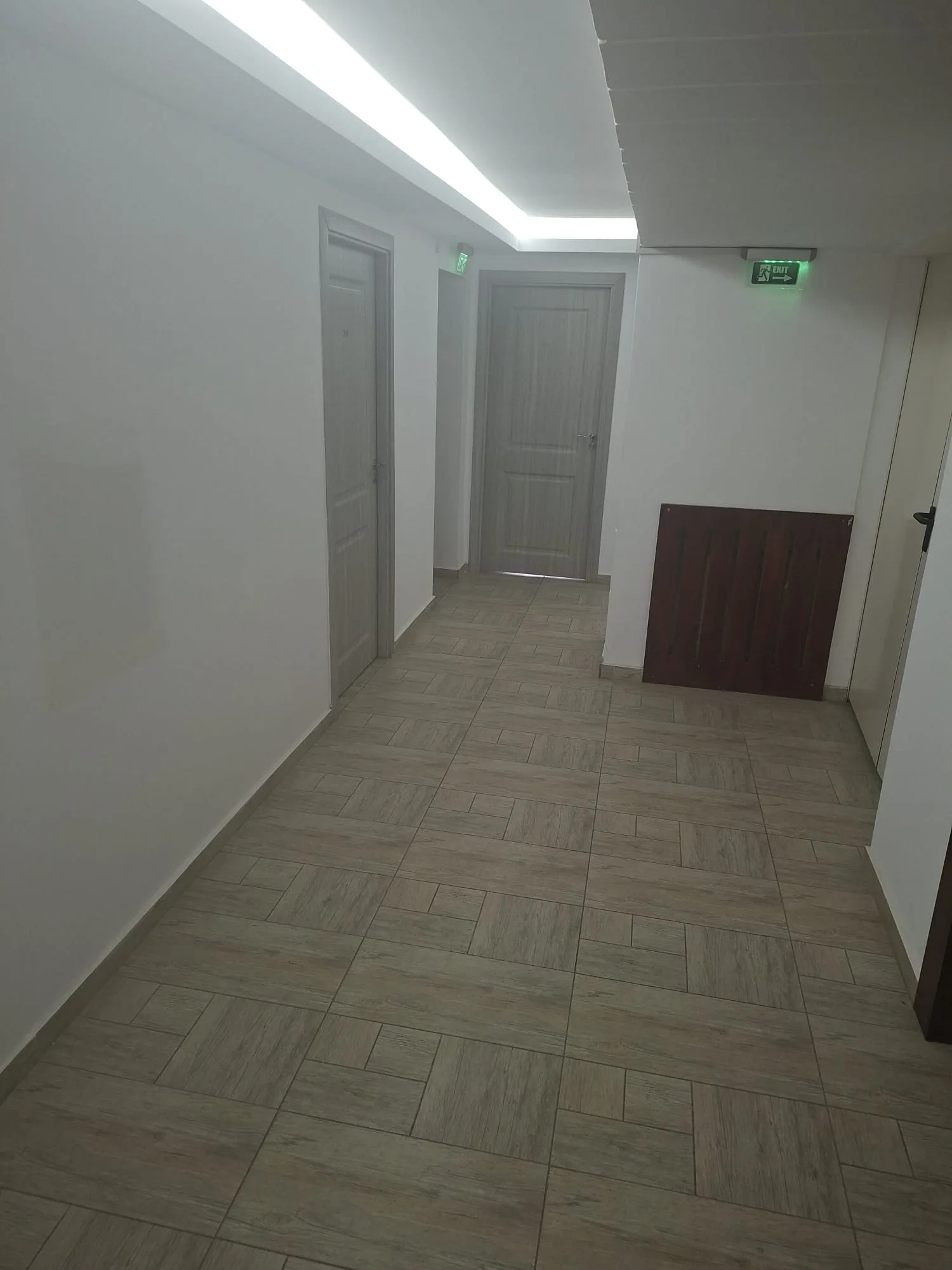 Corp A corridor with tiled floor